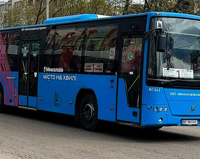 Синій автобус КП Миколаївпастранс з бортовим номером N1343 на вулиці