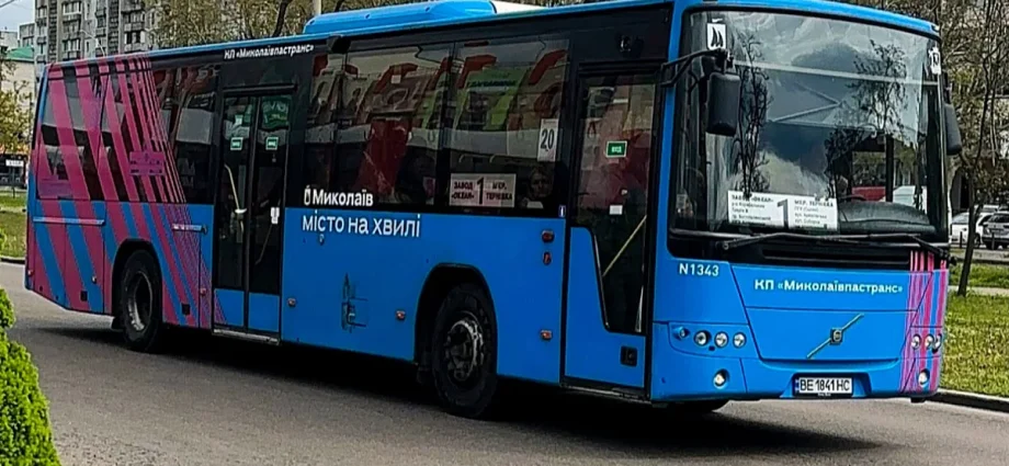 Синій автобус КП Миколаївпастранс з бортовим номером N1343 на вулиці