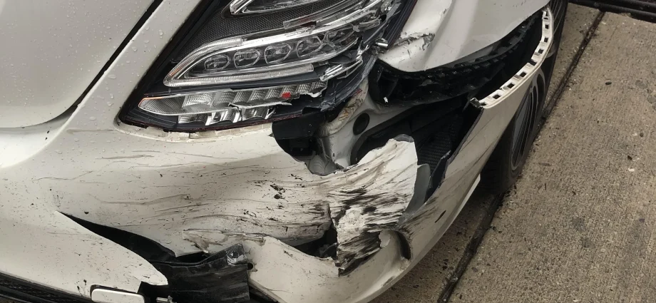 Білий Mercedes з пошкодженою передньою частиною після зіткнення