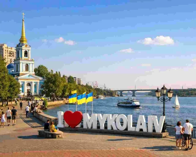 Сонячна набережна Миколаєва з написом I love Mykolaiv, церквою та річкою