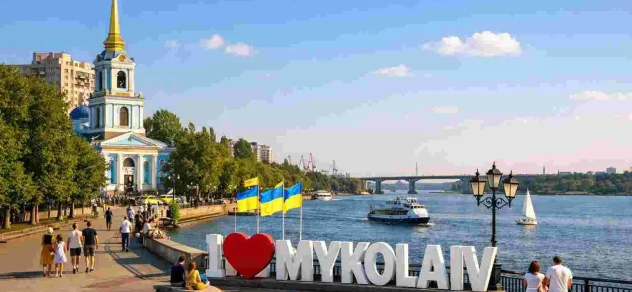 Сонячна набережна Миколаєва з написом I love Mykolaiv, церквою та річкою