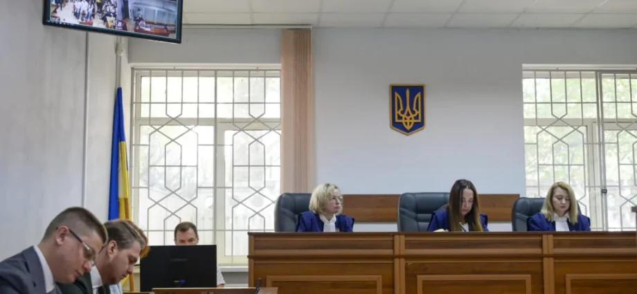 Зал українського суду з суддями в мантіях, гербом і відеоконференцією