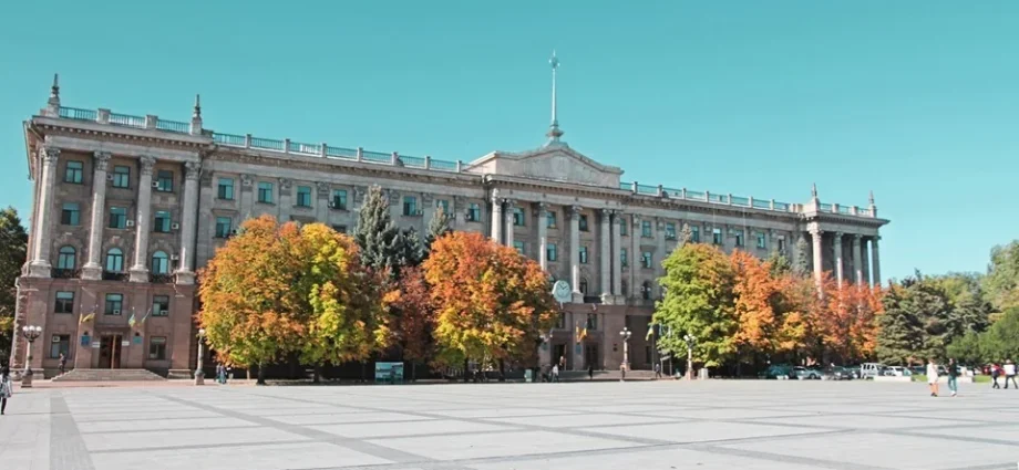 Сучасна адміністративна будівля з осінньої листям навколо на площі