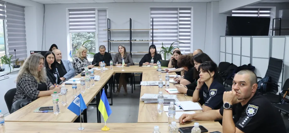 Учасники робочої зустрічі за столом розробляють план безпеки громади