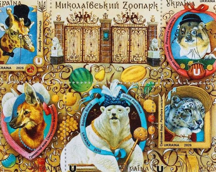Поштовий блок марок Миколаївського зоопарку з жирафом у капелюсі та ведмедем із булавою